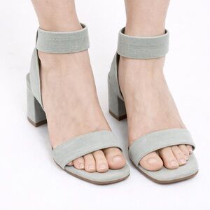 Bandolino Kindlie women’s shoe in grey. Size 8. New, no box